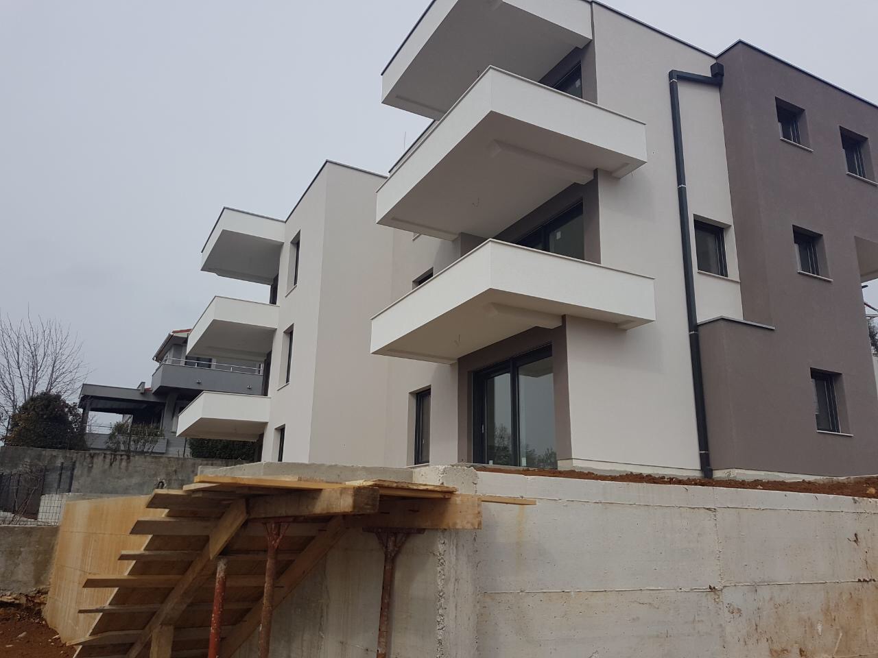 Madra_radovi (1) Gray white building